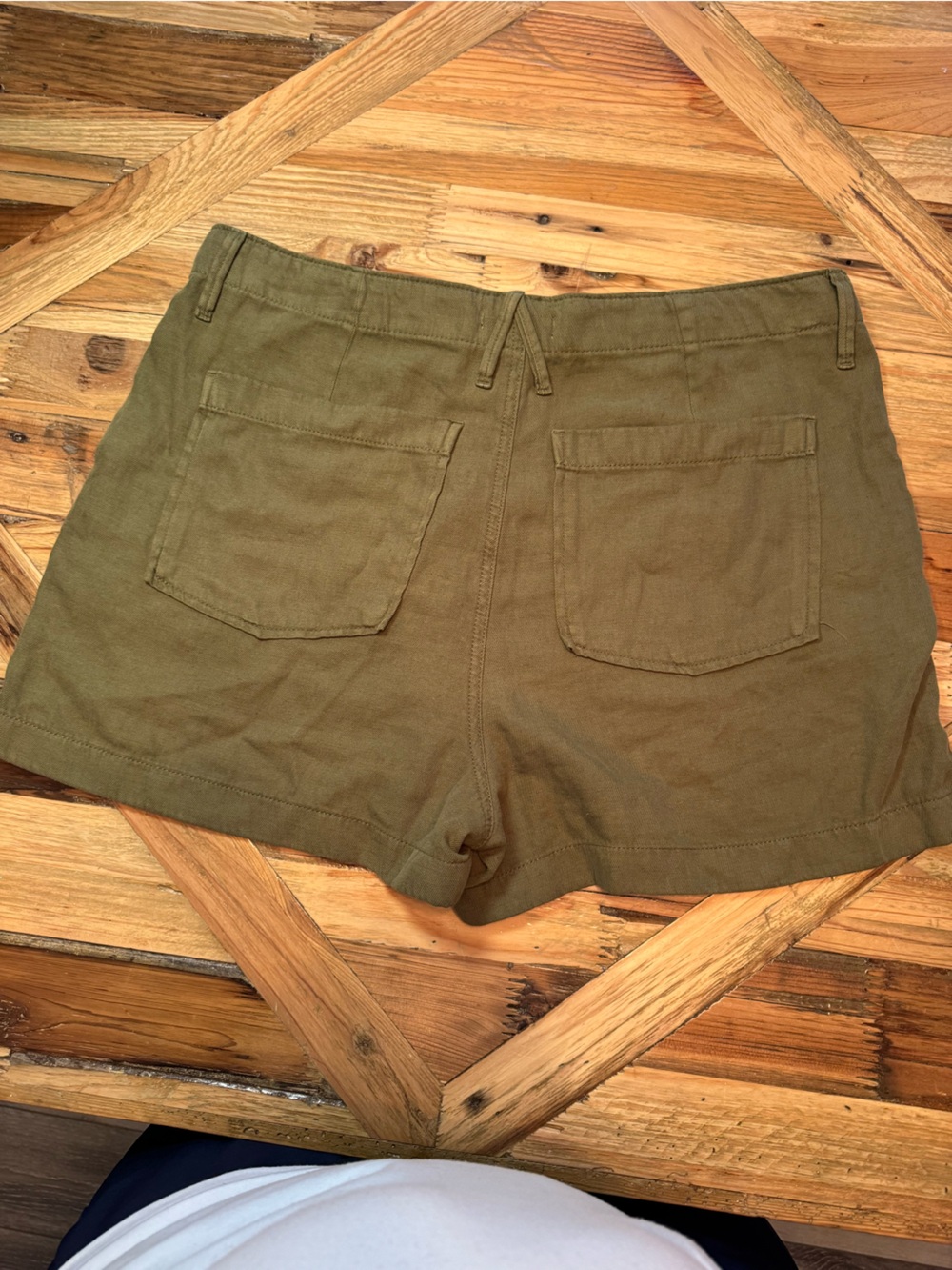 Good American Lite Linen Bermuda Shorts Martini Olive Size 6/28 - Picture 3 of 8
